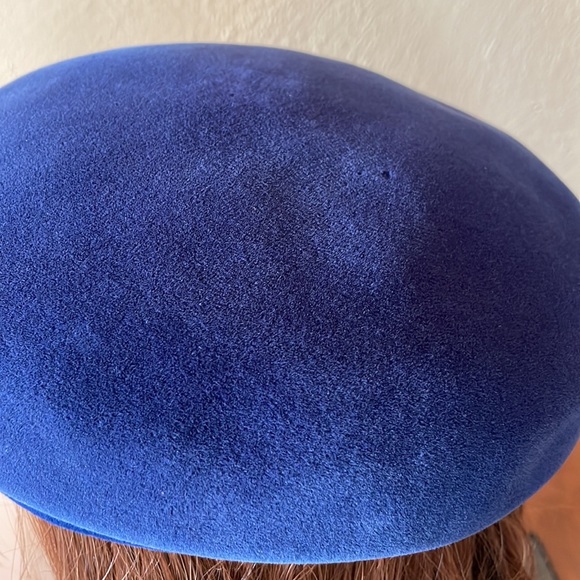 Vintage cobalt blue velour beret style hat with statement rhinestone pin - Picture 6 of 14